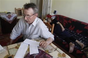 Un pensionar acuză primăria că i-a sistat banii de îngrijire a soţiei bolnave