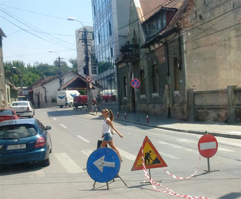 Circulaţia între Mănăştur şi centru, paralizată o jumătate de zi din cauza unei avarii la reţeaua de apă