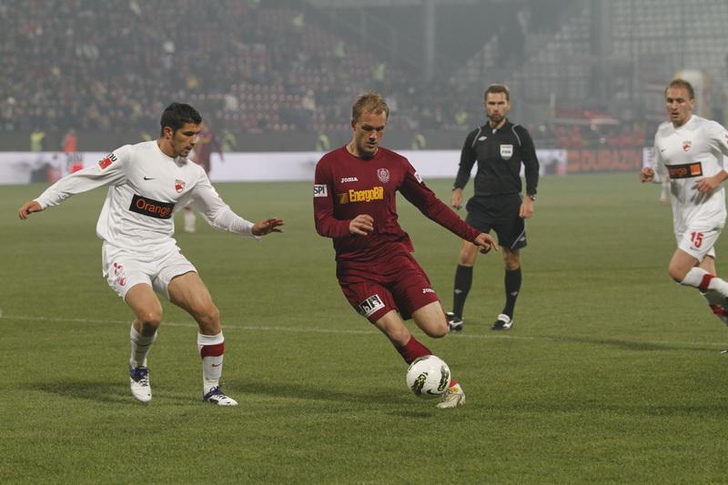 Supercupa României, dintre Dinamo şi CFR, fluierată pentru prima oară în România de o brigadă de 6 arbitri