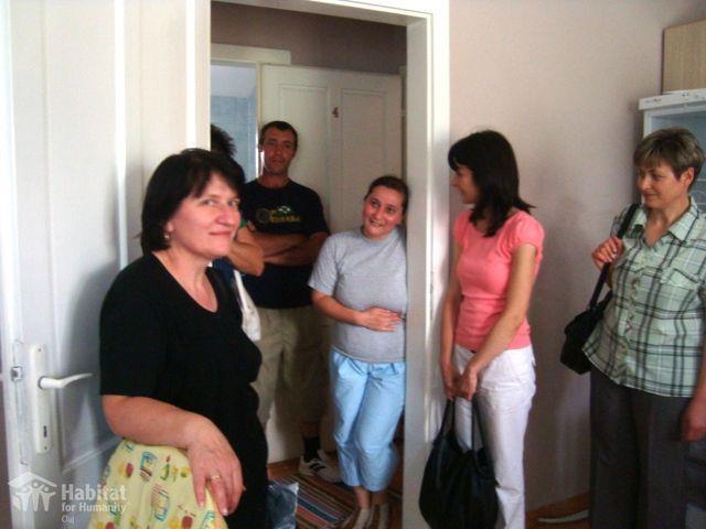 Case pentru două familii, printr-o fundaţie care a ajutat 400 de familii să primească locuinţe la Cluj