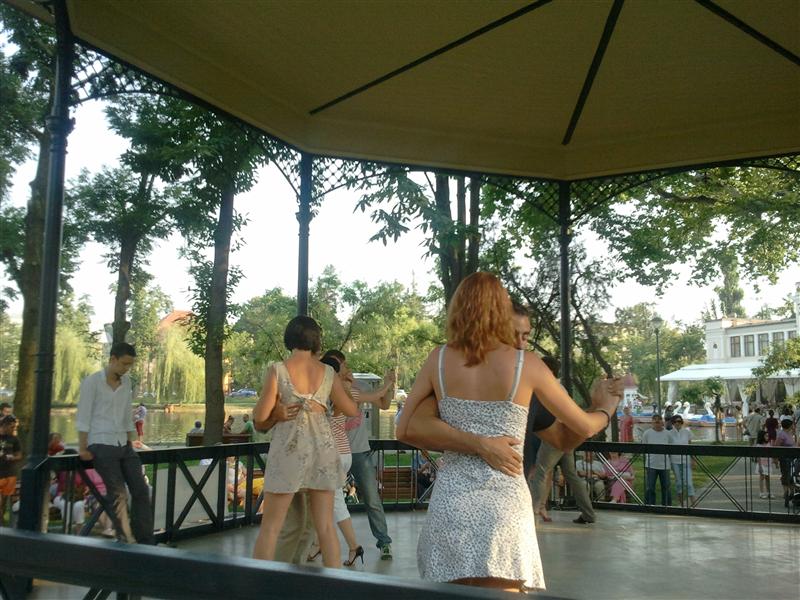 Demonstraţii de dans în parcul central; când poţi veni ca să dansezi tango argentinian FOTO / VIDEO