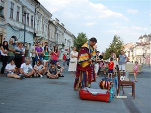 Feţe vopsite şi răcnete în portavoci pe străzile Clujului