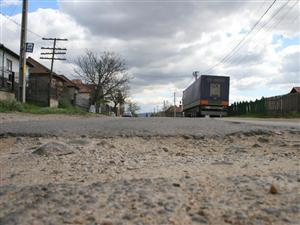 Clujenii de pe Valea Chintăului şi strada Oaşului ameninţă că blochează drumul. Ce răspunde Boc VIDEO