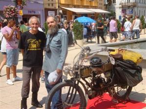 O motocicletă veche de 100 de ani şi-a turat motorul la Turda VIDEO