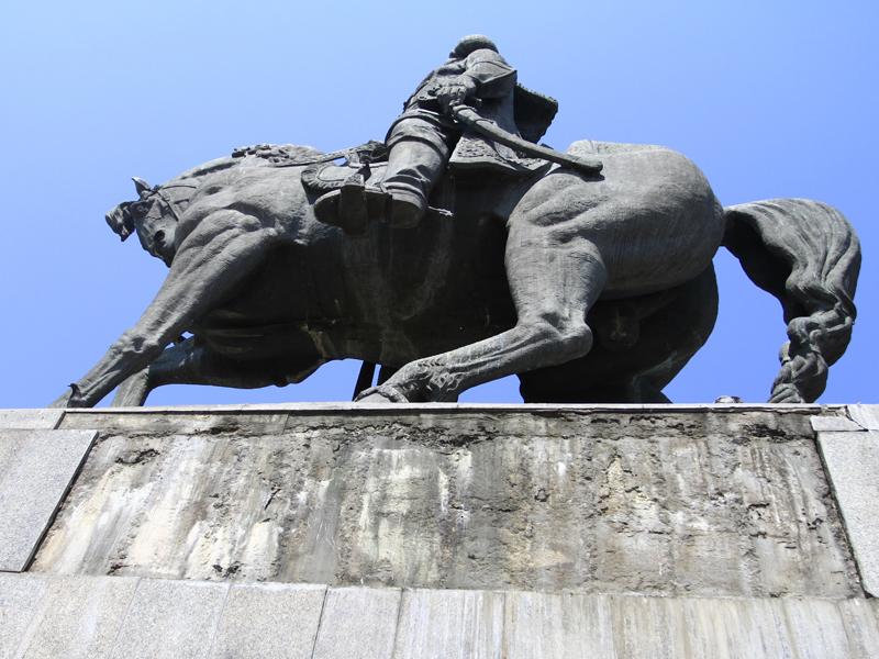 Se prăbuşeşte statuia lui Mihai Viteazul din centrul Clujului