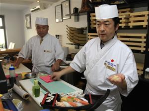 A gătit pentru Nicole Kidman şi Tom Cruise, acum dă lecţii de sushi la Cluj GALERIE FOTO