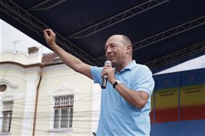 Băsescu: USL nu mai are limite. Fac un apel la ei să înţeleagă că atacurile la CC şubrezesc instituţia