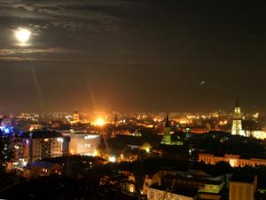 Primăria duce lumina în parcurile din centru. Clujenii se plâng de becurile stinse din cartiere