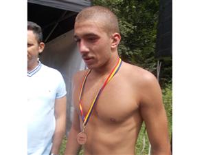 La 15 ani câştigă concursul de traversare a Tarniţei