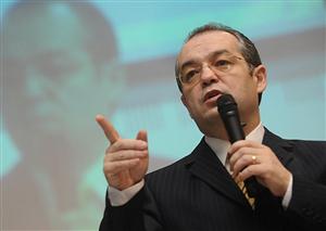 Emil Boc îi bate obrazul lui Victor Ponta