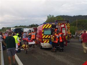 Cel puţin 40 de răniţi după ce un autocar care transporta români s-a răsturnat în Franţa