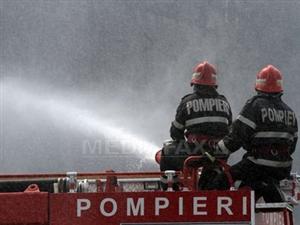 Incendiu puternic la două depozite din Bucureşti ale Gărzii Financiare. Pompierii intervin cu zece autospeciale