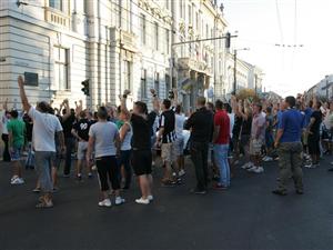 Sute de fani ai Universităţii Cluj s-au adunat şi astăzi pe Bulevardul Eroilor
