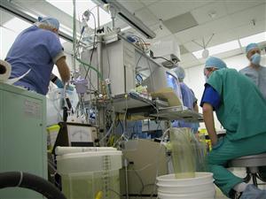 Operaţie în premieră mondială la Cluj: unui copil i-a fost extirpată o tumoare de mari dimensiuni