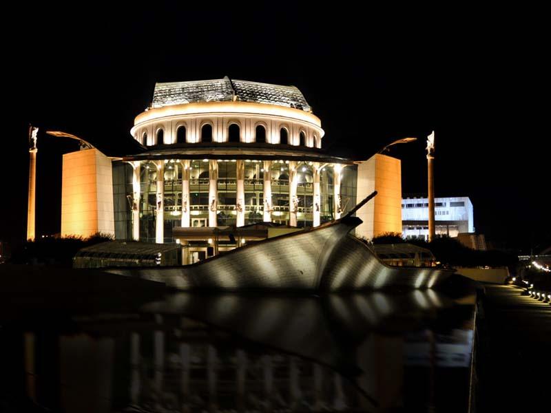 Album cu spectacolele regizorului Andrei Şerban, lansat la Budapesta