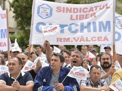 PRIVATIZAREA OLTCHIM: Diaconescu a venit cu o maşină cu bani la Ministerul Economiei. Nu este lăsat să intre în parcare