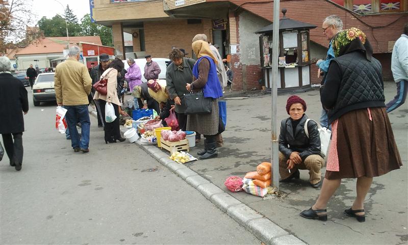 Cum au fost alungaţi micii producători din pieţe pe trotuare