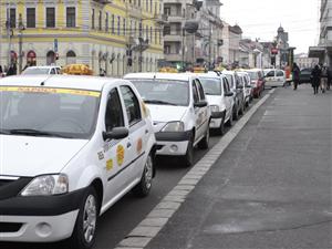 Taximetriştii fără autorizaţie pescuiau clienţi la aeroportul din Cluj. Ce amenzi au dat poliţiştii locali