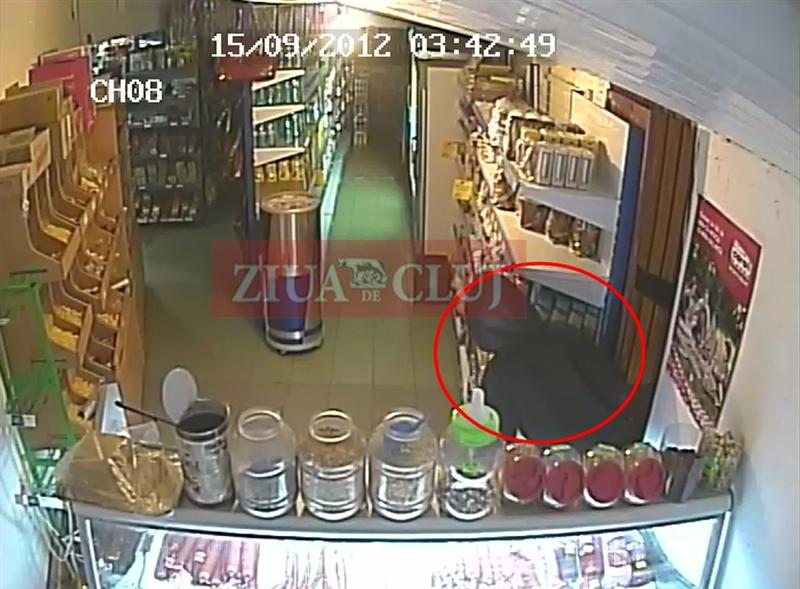 Hoţi din Dej, surprinşi pe camerele de supraveghere ale unui magazin alimentar FOTO/VIDEO
