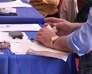 Campania electorală e dezastru: jumătate dintre alegători n-au urmărit-o, două treimi nu ştiu cine sunt candidaţii în colegiul lor