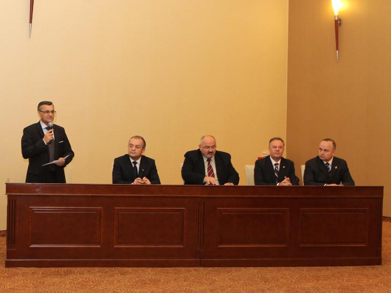 Supravieţuitorii crizei şi-au premiat liderii