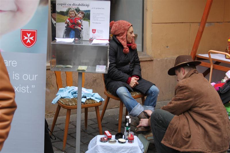 Lustruit caritabil de pantofi pe pietonala Matei Corvin