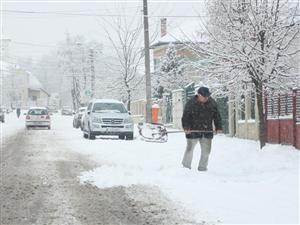 Primăria din Cluj îi somează pe proprietari să cureţe zăpada; a dat deja amenzi de 2000 de lei VIDEO