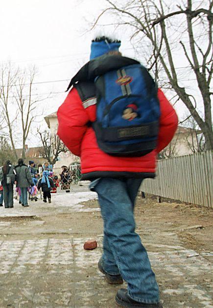Povestea lui Andrei, copilul orfan cu patru părinţi