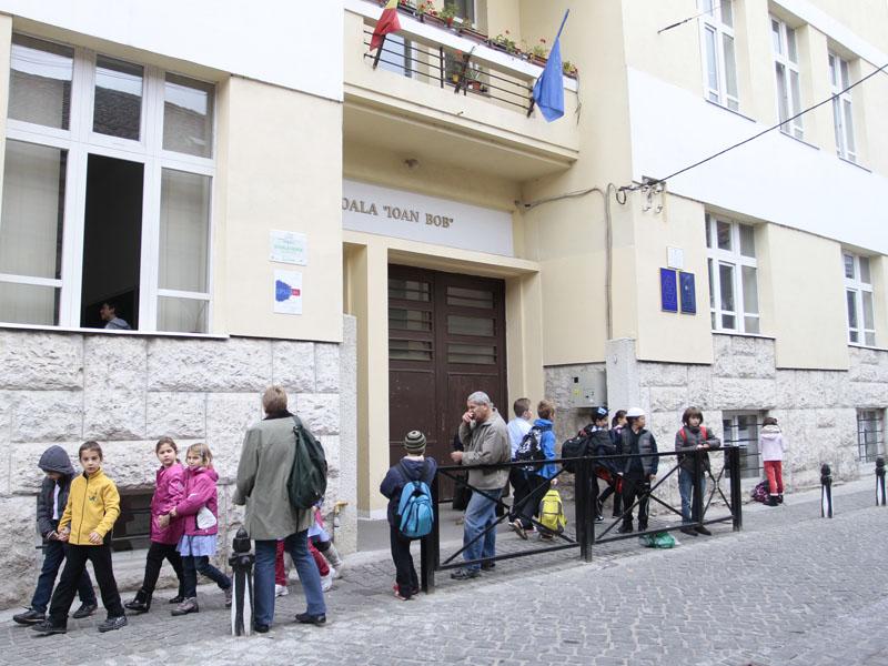 Învăţătoarele şi educatoarele, trimise înapoi la şcoală