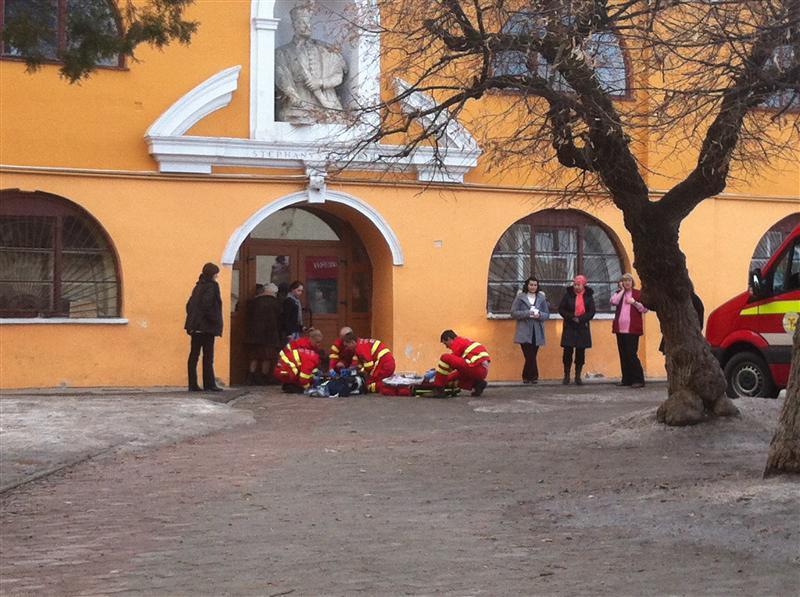 De ce a murit tânărul care a căzut azi în curtea şcolii VIDEO