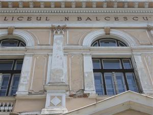 Dispută la un liceu din Cluj: părinţii nu sunt lăsaţi să intre în curtea şcolii 