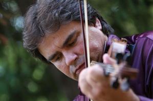 Gabriel Croitoru cântă pe vioara lui Enescu la concertul Fundaţiei Mitropolitul Bartolomeu