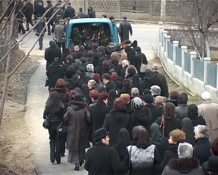 Cortegiu funerar pentru fostul angajat al Mechel care s-a sinucis VIDEO