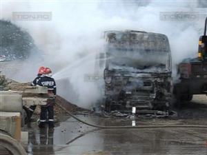 Cabina unui autocamion a ars pe centura Vâlcele-Apahida