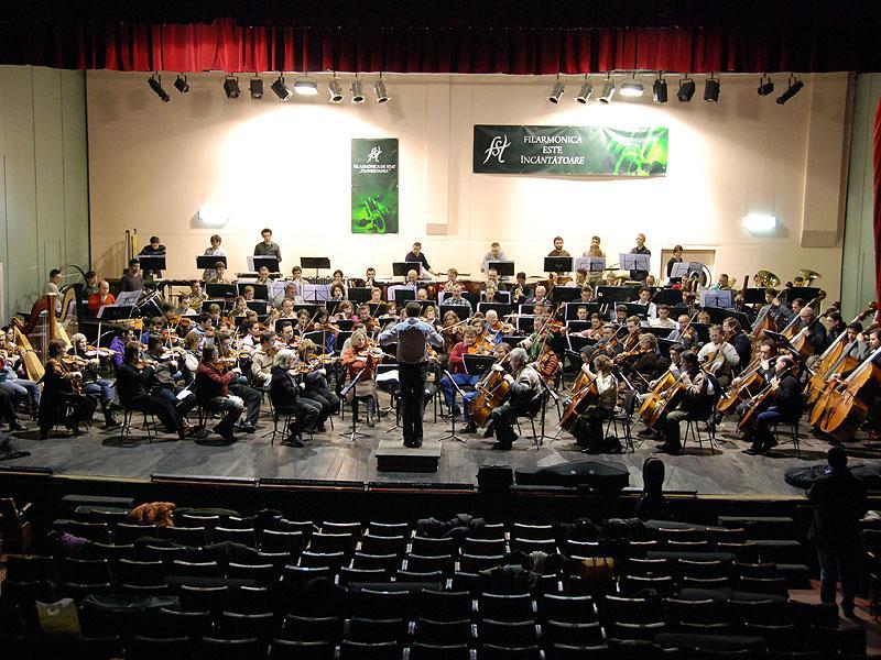 Filarmonica strânge fonduri pentru operaţia pe cord a unei tinere de 24 de ani 