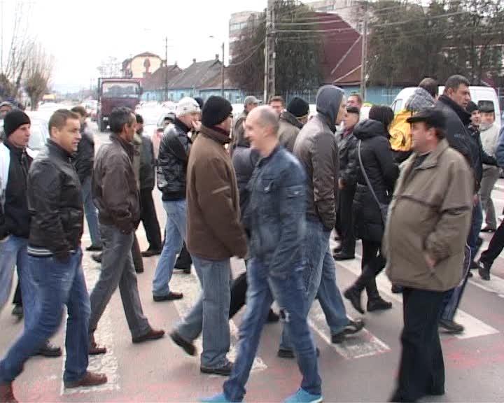 Ajunşi la disperare după două săptămâni de proteste, foştii angajaţi ai Mechel au blocat astăzi  drumul care traversează oraşul VIDEO