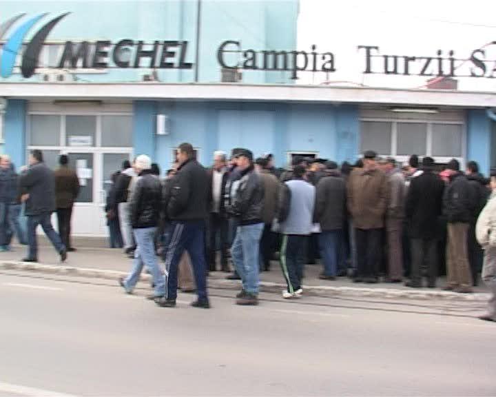 Mechel redeschide producţia. La Tărgovişte. În Câmpia Turzii, foştii angajaţi protestează pentru salarii