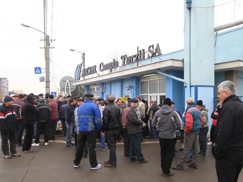 Şoseaua E 60, blocată din nou de protestatarii de la Mechel. Oamenii au adus un sicriu