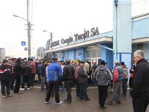 Şoseaua E 60, blocată din nou de protestatarii de la Mechel. Oamenii au adus un sicriu