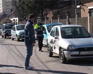 Maşini parcate neregulamentar într-o intersecţie, lovite în accident VIDEO