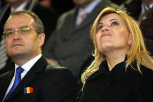 ALEGERI ÎN PDL Boc i-a oferit Elenei Udrea insigna partidului primită de el în 2004 de la Băsescu