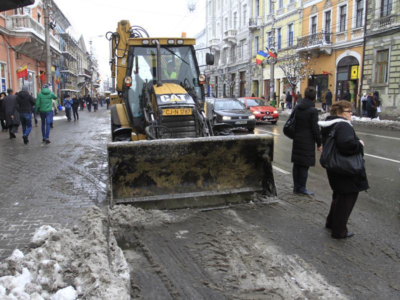 Peste 80 de utilaje de deszăpezire, pe şoselele din judeţul Cluj. Nu sunt drumuri blocate