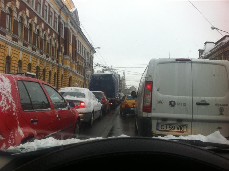 Centrul Clujului, blocat din cauza ninsorii