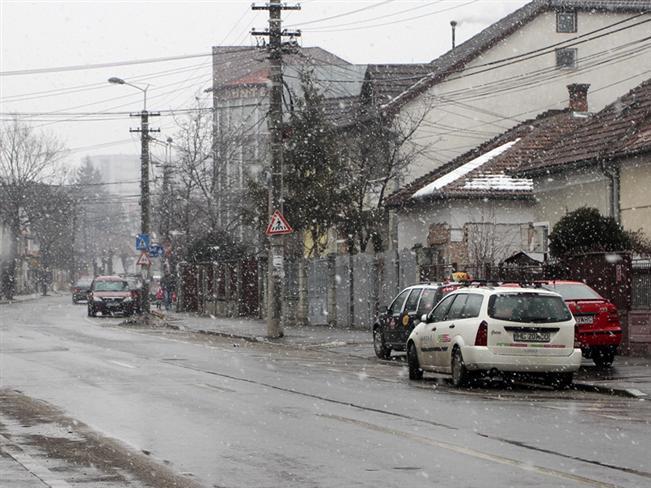 ANM: Ninsori în toată ţara, până miercuri seară