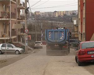 Coşmar în Mănăştur: zeci de camioane cu pământ, zilnic pe sub geamurile de pe străduţele înguste VIDEO