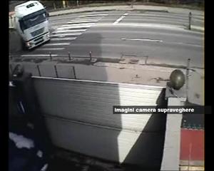 Accidentul de pe Aurel Vlaicu, surprins de camerele de supraveghere. Vezi cum camionul intră într-o casă VIDEO