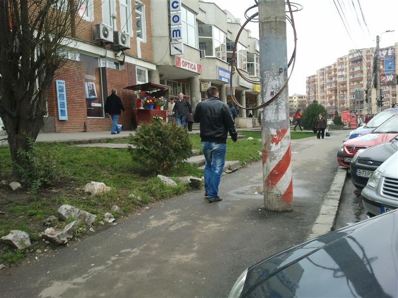 Un cablu ce atârnă încurcă pietonii în cel mai aglomerat cartier al Clujului