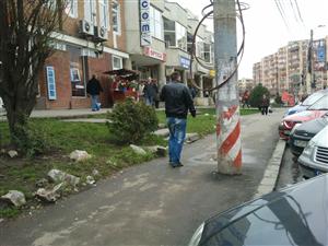 Un cablu ce atârnă încurcă pietonii în cel mai aglomerat cartier al Clujului