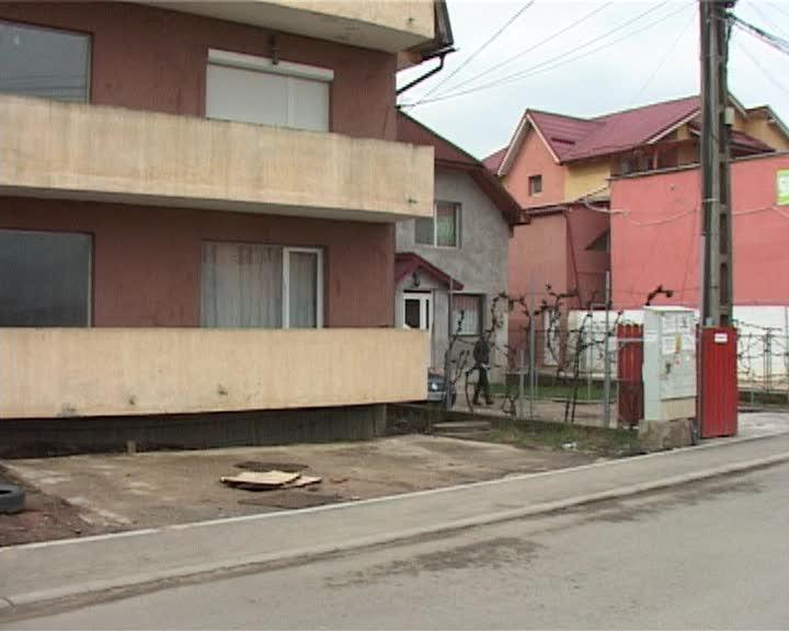 Scandalul din Floreşti, fără soluţie: vecinul blocurilor care au sentinţă de demolare nu vrea să-şi vândă casa, Prefectura atacă decizia VIDEO