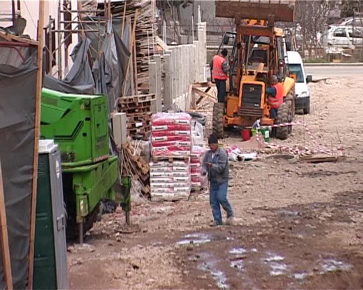 Amenzi pentru constructorul blocurilor ilegale de pe Eliade. Explicaţia: Face garaje cu geamuri VIDEO
